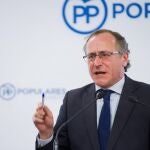 El presidente del PP del País Vasco, Alfonso Alonso, interviene en una rueda de prensa este viernes en Vitoria, en la que ha anunciado que va a registrar en el Parlamento Vasco