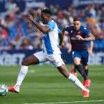 Kenneth Omeruo en un partido con el Leganés.