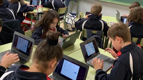 Alumnas del colegio de la Asunción de Ávila con los dispositivos móviles en el aula