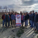 Los investigadores en una finca de melocotoneros de Cieza