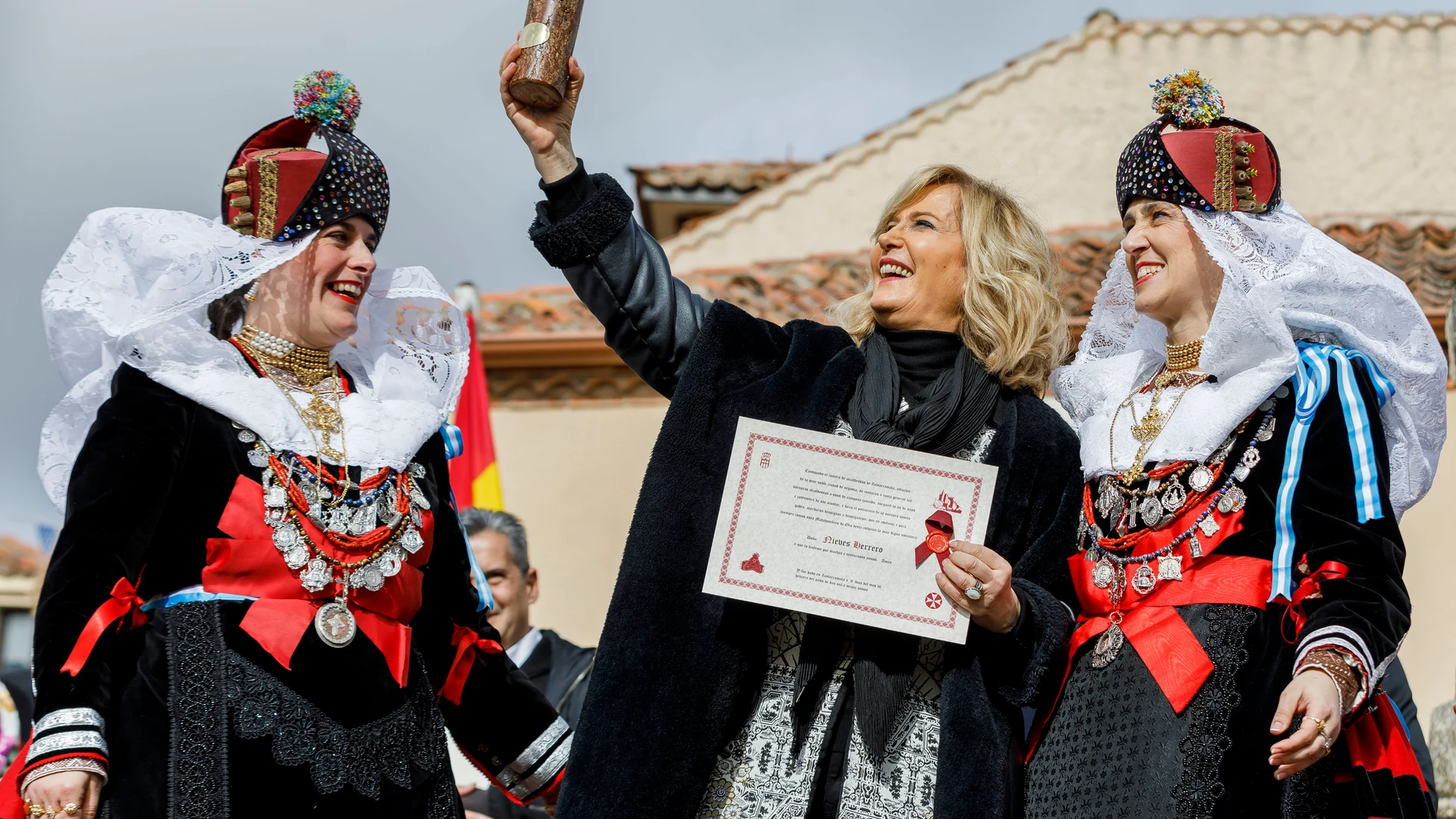La periodista Nieves Herrero recibe el «Matahombres de oro» de manos de las alcaldesas de Zamarramala
