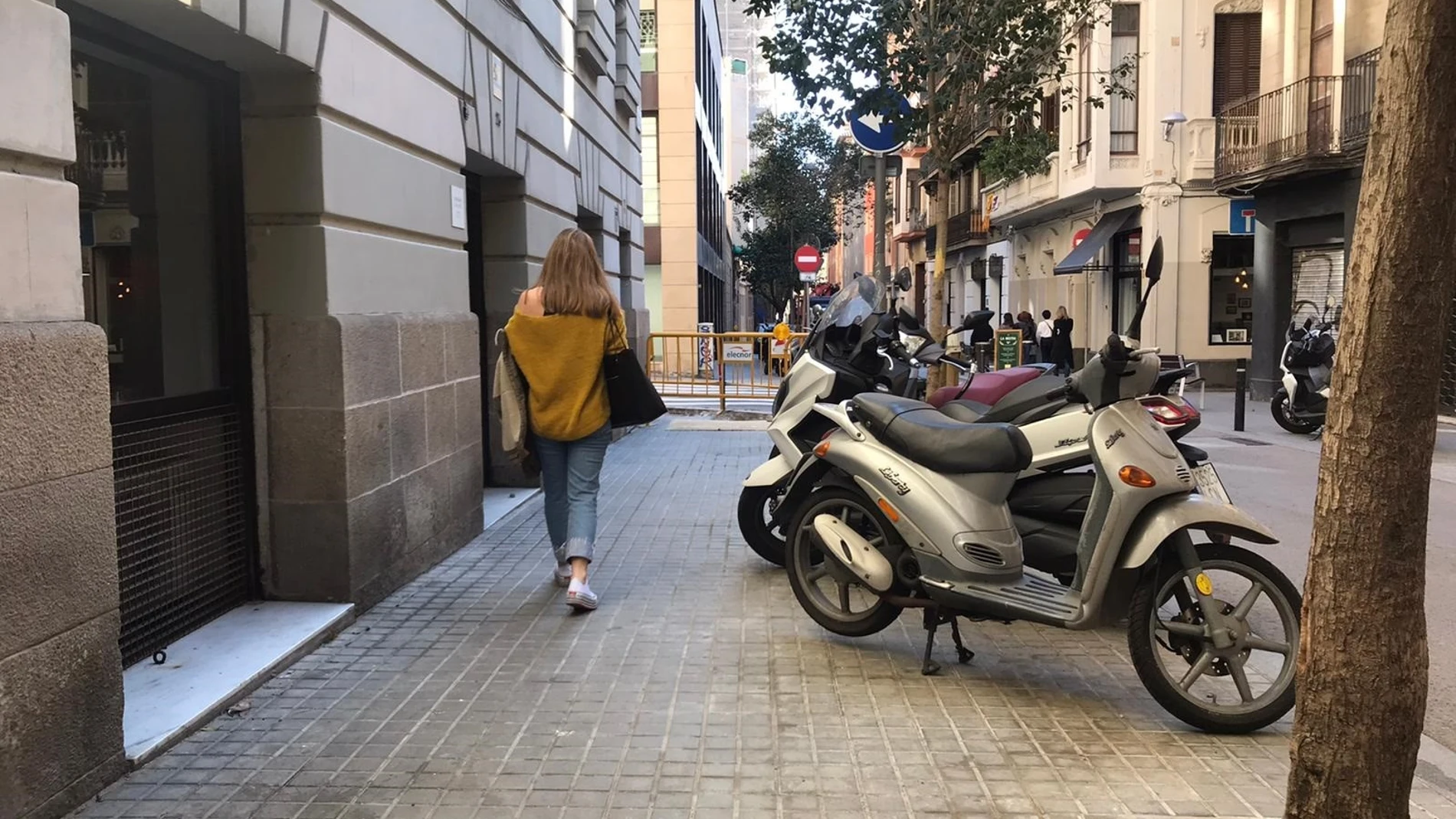 Barcelona retoma su campaña para sacar motos de las aceras estrechas y "proteger" a los peatones
