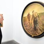Enrique Seco San Esteban junto a una de sus obras