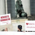 Vista de la protesta organizada por la plataforma Derecho a vivir, bajo el lema "#StopEutanasia", este martes frente al Congreso de los Diputados. EFE/ Luca Piergiovanni