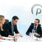 El presidente del PP, Pablo Casado, Teodoro García y Cayetana Álvarez de Toledo, ayer en la sede de los populares en Génova.
