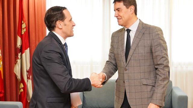 El consejero de la Presidencia, Ángel Ibáñez, junto al presidente de la Diputación de Valladolid, Conrado Íscar