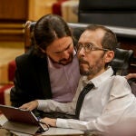 El vicepresidente segundo y ministro de Derechos Sociales y Agenda 2030, Pablo Iglesias (i), habla con el portavoz de Unidas Podemos en el Congreso de los Diputados, Pablo Echenique