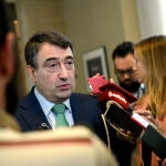 El portavoz del PNV en el Congreso, Aitor Esteban, atiende a los medios de comunicación tras la junta de Portavoces del Congreso de los Diputados, en Madrid (España), a 11 de febrero de 2020.11 FEBRERO 2020;PORTAVOCES;CONGRESO.Óscar Cañas / Europa Press11/02/2020