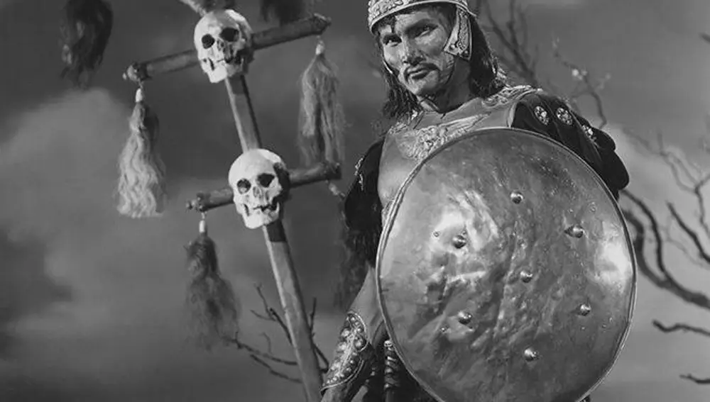 El actor Jack Palance caracterizado como Atila
