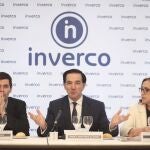 El presidente de la Agrupación de Fondos de Pensiones, David Carrasco; el presidente de Inverco, Ángel Martínez-Aldamam y la presidenta de la Agrupación de Instituciones de Inversión Colectiva, Rocío Eguiraun