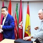 El secretario general de Unión del Pueblo Leónes (UPL), Luis Mariano Santos (i), junto al presidente de UPL, Eduardo López Sendino