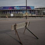 Exterior del pabellón del Mobile World Congress (MWC) durante el desmantelamiento de los stands de la feria tras su cancelación por la crisis del coronavirus y las anulaciones de empresas, en Barcelona/Catalunya (España) a 13 de febrero de 2020.13 FEBRERO 2020 CORONAVIRUS;GSMA;TELEFONÍA MÓVIL;PABELLÓN;OBRERO;CASCO DE OBRAS;David Zorrakino / Europa Press13/02/2020