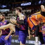 Mirotic, al fondo, con Tomic y Dujblevic en primer plano