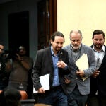 El vicepresidente segundo y ministro de Derechos Sociales y Agenda 2030, Pablo Iglesias (1i) y el presidente de la Mesa de la Comisión de Derechos Sociales y Políticas Integrales de la Discapacidad, Joan Ruiz i Carbonell (PSOE) (2i) a su llegada a la Comisión, en el Congreso de los Diputados, en Madrid (España), a 13 de febrero de 2020.13 FEBRERO 2020;MINUSVÁLIDOS;Óscar Cañas / Europa Press13/02/2020