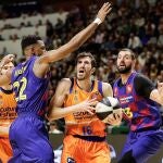 Vives intenta penetrar ante la defensa de Vives y en presencia de Mirotic