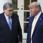 El fiscal general, William Barr, junto a Donald Trump en la Casa Blanca. El primero ha explotado hoy contra las injerencias del presidente
