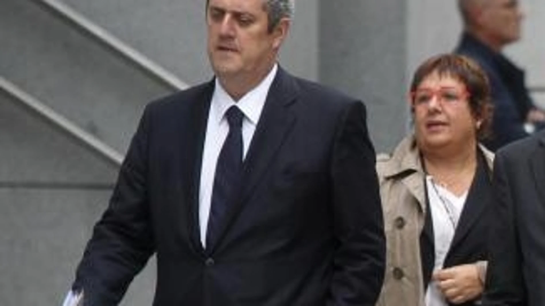 Dolors Bassa y Joaquim Forn entrando en la Audiencia Nacional