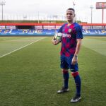 Rey Manaj en su presentación con el Barcelona.