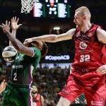 Hlinason comete falta sobre Thompson