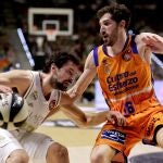 Llull intenta sortear la defensa de Vives