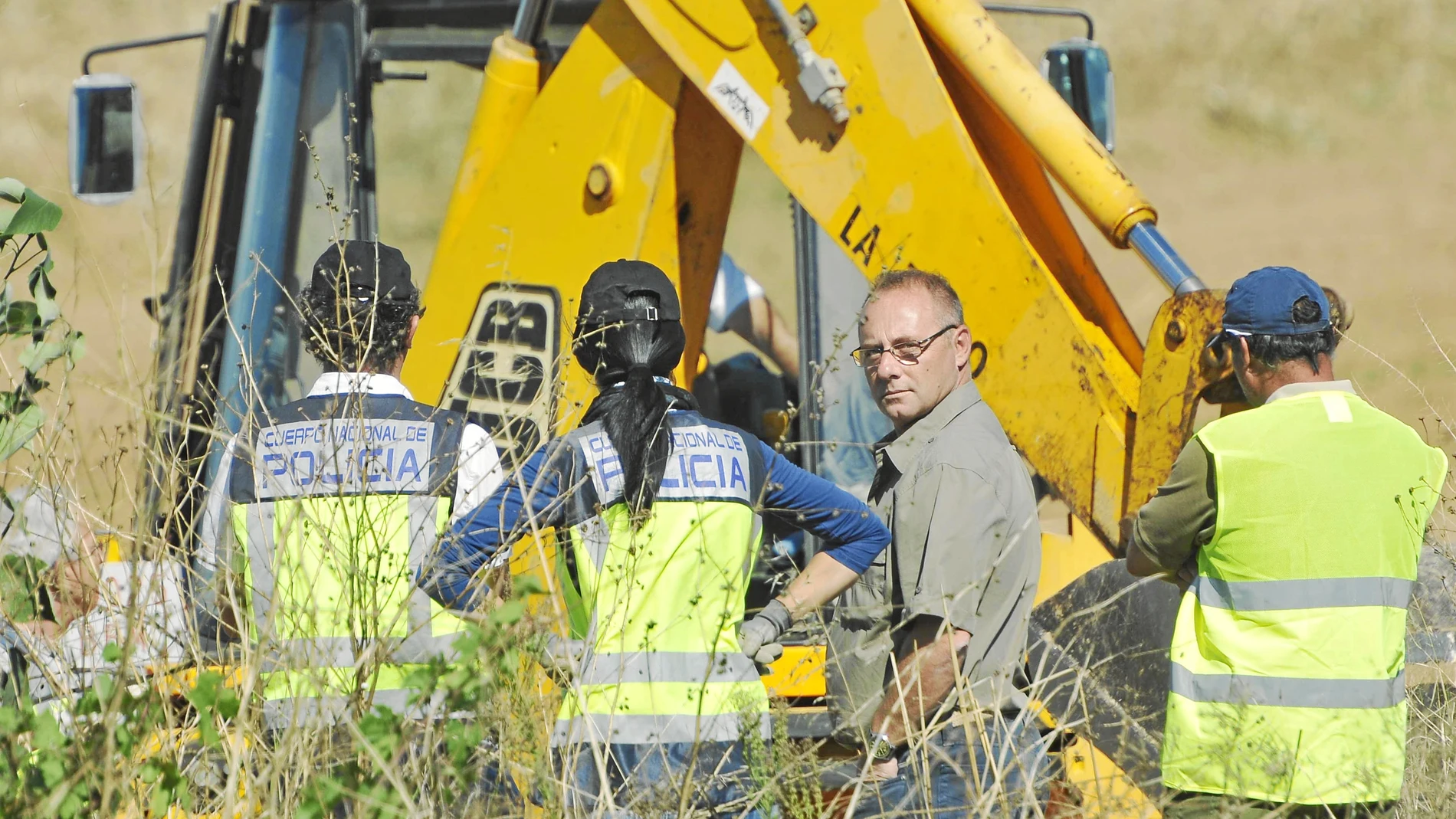 El padre de Marta, Antonio del Castillo, durante una de las múltiples búsquedas de la joven asesinada en 2009