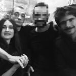 En la imagen se puede ver a la pareja junto con unos amigos