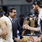 Rudy recibe de manos del presidente de la Junta de Andalucia, Juanma Moreno, el trofeo de campeones de la Copa del Rey