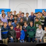 Vicente del Bosque posa con los asistentes a su conferencia en Valladolid