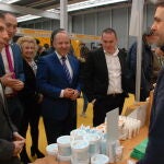 El presidente de la Diputación de Zamora, Francisco Javier Requejo, visita uno de los expositores de la Feria