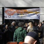 Vecinos de la zona de Doctor Esquerdo se manifiestan frente al número 58 de dicha calle para mostrar su oposición a la apertura de un salón de juegos, casa de apuestas, cercana al Hospital Gregorio Marañón.