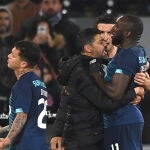 El delantero del Oporto Marega es frenado por su entrenador, Sergio Conceiçao, cuando trataba de responder a los insultos racistas que recibía