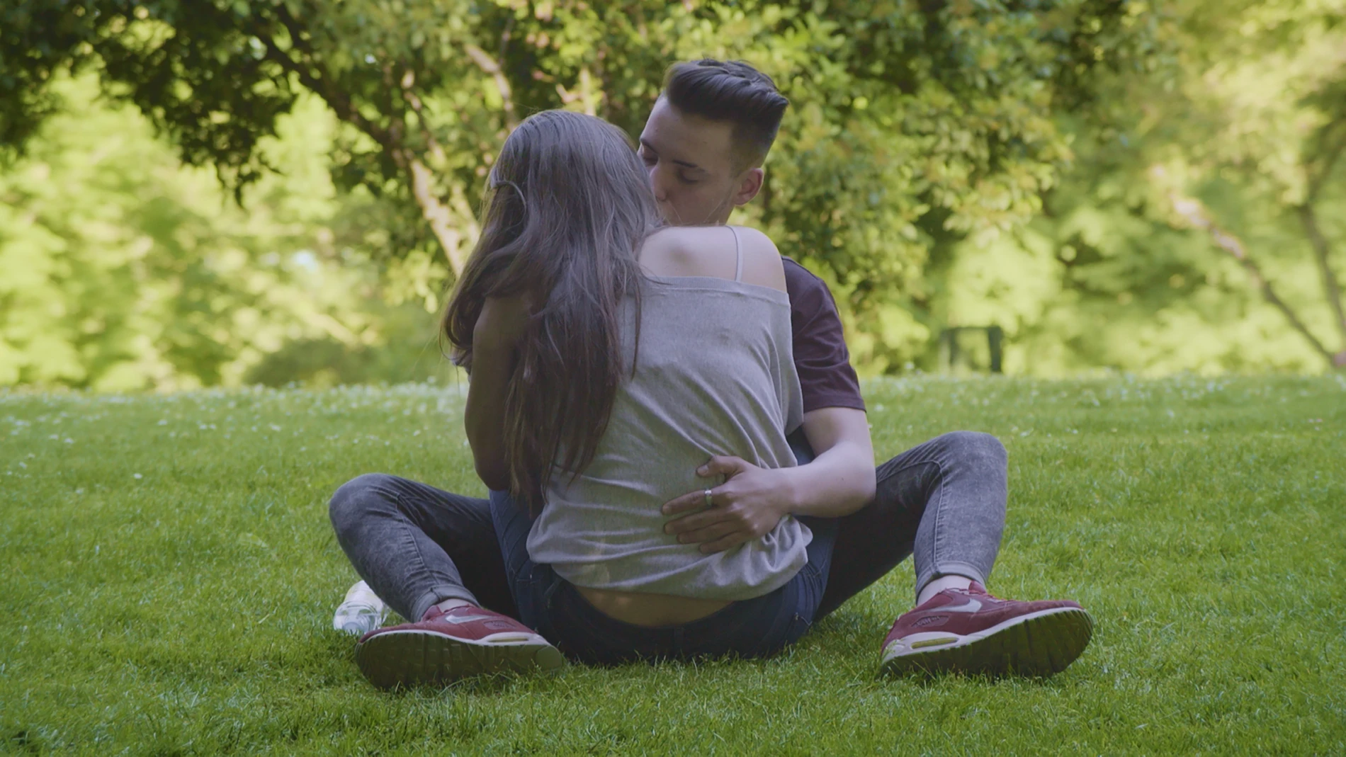 Una joven pareja relata su particular concepto del amor en «<3»