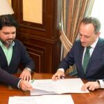 Ricardo Nandwani, presidente de AJE Málaga, y Agustín Sánchez, de Unicaja Banco