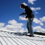 Un hombre trabaja en una obra en construcción