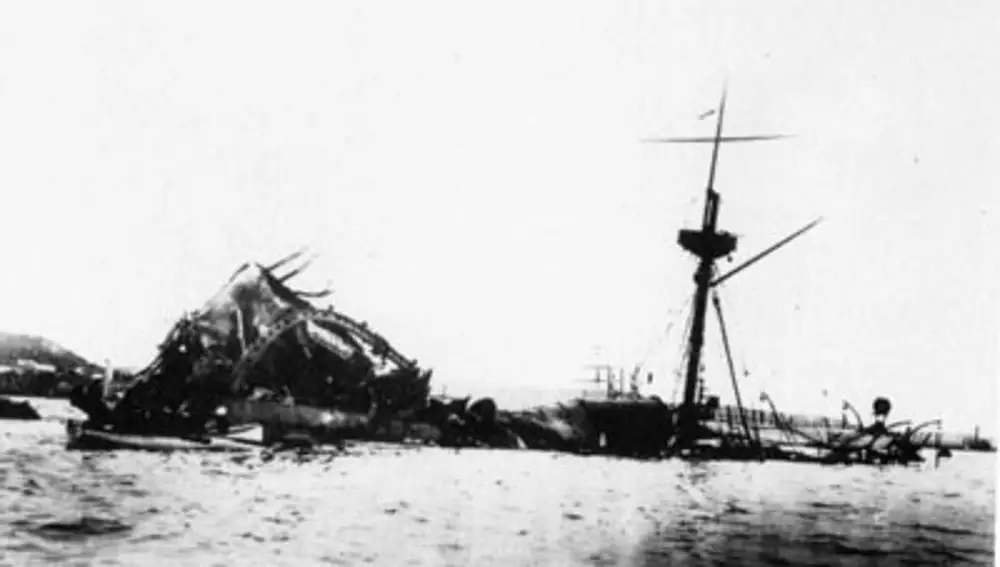 El Maine durante su hundimiento en 1898