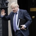 el primer ministro británico, Boris Johnson, saluda a los medios cuando sale de 10 Downing Street en Londres. (Foto AP / Matt Dunham, ARCHIVO)