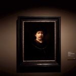 La obra 'Autoretrato con gorra y dos cadenas', expuesta en la presentación de la exposición 'Rembrandt y el retrato en Ámsterdam"