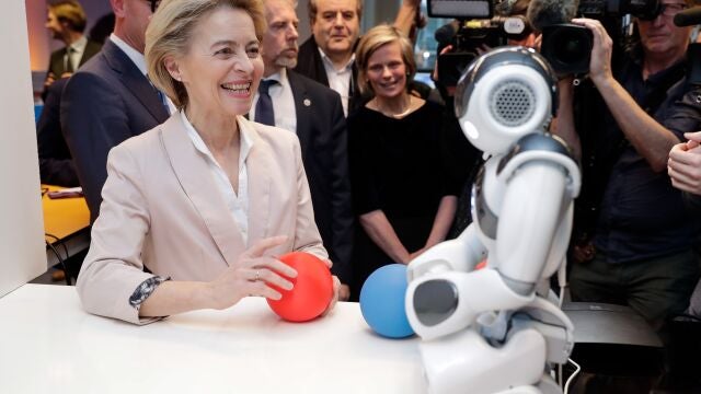 La presidenta de la Comisión Europea, Ursula von der Leyen, junto a un robot durante su visita al Centro Xperience de Inteligencia Artificial en Bruselas/EFE