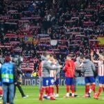 Los jugadores dieron la vuelta al estadio y saludaron a los aficionados tras ganar al Liverpool