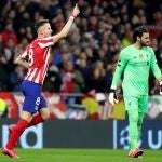 Saúl celebra el gol que marcó, con el portero Alisson decepcionado
