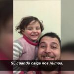 Un padre sirio finge ante su hija que las bombas son un juego para protegerla