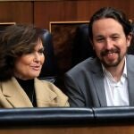 La vicepresidenta primera, Carmen Calvo, y el vicepresidente segundo, Pablo Iglesias, durante el pleno del martes, en el Congreso de los Diputados