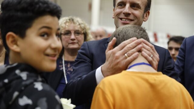 El presidente francés, Emmanuel Macron, habla con jóvenes el martes 18 de febrero de 2020 (AP Photo / Jean-Francois Badias)