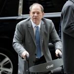 -FOTODELDÍA- JSX03. NUEVA YORK (ESTADOS UNIDOS), 18/02/2020.- El exproductor de Hollywood Harvey Weinstein a su llegada a un juicio en el Tribunal Supremo de Nueva York (Estados Unidos) por un supuesto caso de abusos sexuales, este martes. El caso por abusos sexuales contra Harvey Weinstein llega a un momento decisivo puesto que el juez de Nueva York encargará hoy al jurado que elabore ya una sentencia, que puede llevar al productor de cine a la cárcel de por vida. EFE/ Jason Szenes