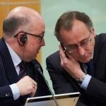 Los diputados del PP Alfonso Alonso y Carmelo Barrio conversan durante la comparecencia del lendakari Íñigo Urkullu ayer Bilbao EFE/ ADRIÁN RUIZ-HIERRO