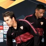 Julen Lopetegui y Fernando, en la rueda de prensa previa al partido ante el Cluj en Rumanía