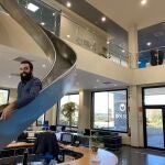 Un empleado de la empresa Software del Sol en la sede