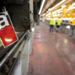 Etiqueta que marca una pieza con amianto en el Matro de Madrid