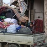 Unos niños sirios en un camión con las pertenencias de su familia huyen de la ofensiva en Idlib© UNICEF/ABDOULLAH27/01/2020