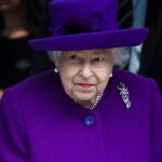 La reina visitó ayer un hospital de Londres, y se mostró muy sonriente y tranquila